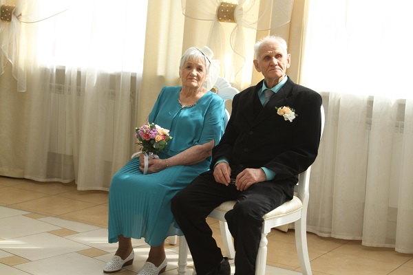 25 апреля во Дворце торжеств отметили бриллиантовый юбилей супруги Колесниковы