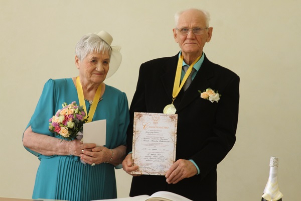 25 апреля во Дворце торжеств отметили бриллиантовый юбилей супруги Колесниковы