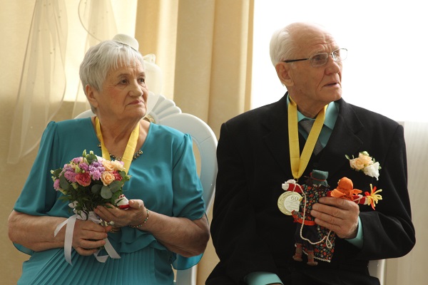 25 апреля во Дворце торжеств отметили бриллиантовый юбилей супруги Колесниковы
