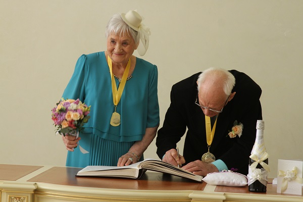 25 апреля во Дворце торжеств отметили бриллиантовый юбилей супруги Колесниковы