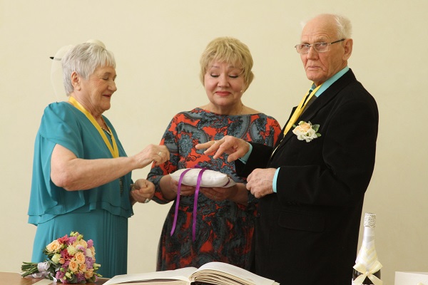 25 апреля во Дворце торжеств отметили бриллиантовый юбилей супруги Колесниковы