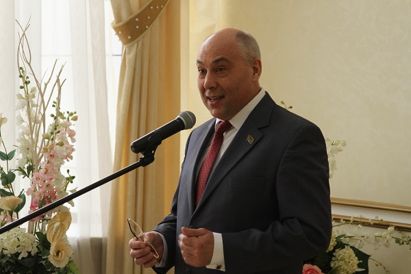 25 апреля во Дворце торжеств отметили бриллиантовый юбилей супруги Колесниковы