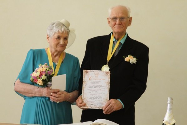 25 апреля во Дворце торжеств отметили бриллиантовый юбилей супруги Колесниковы