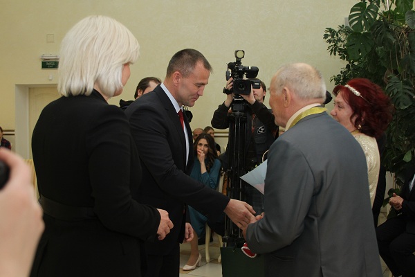 18 мая во Дворце торжеств отметили золотой юбилей супруги  Ядрошниковы Александр Павлович и Людмила Алексеевна 