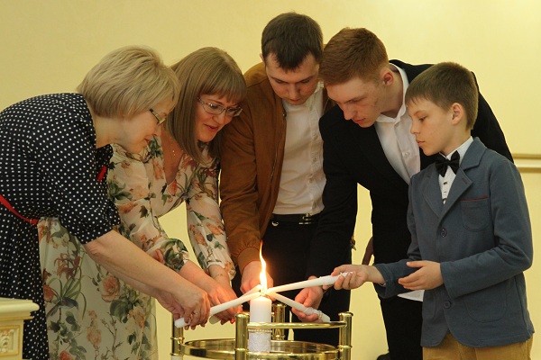 18 мая во Дворце торжеств отметили золотой юбилей супруги  Ядрошниковы Александр Павлович и Людмила Алексеевна 