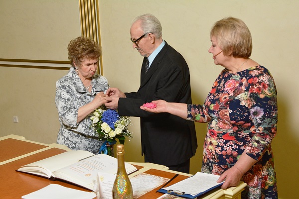 26 октября во Дворце торжеств отметили бриллиантовый  юбилей супруги Сысоевы